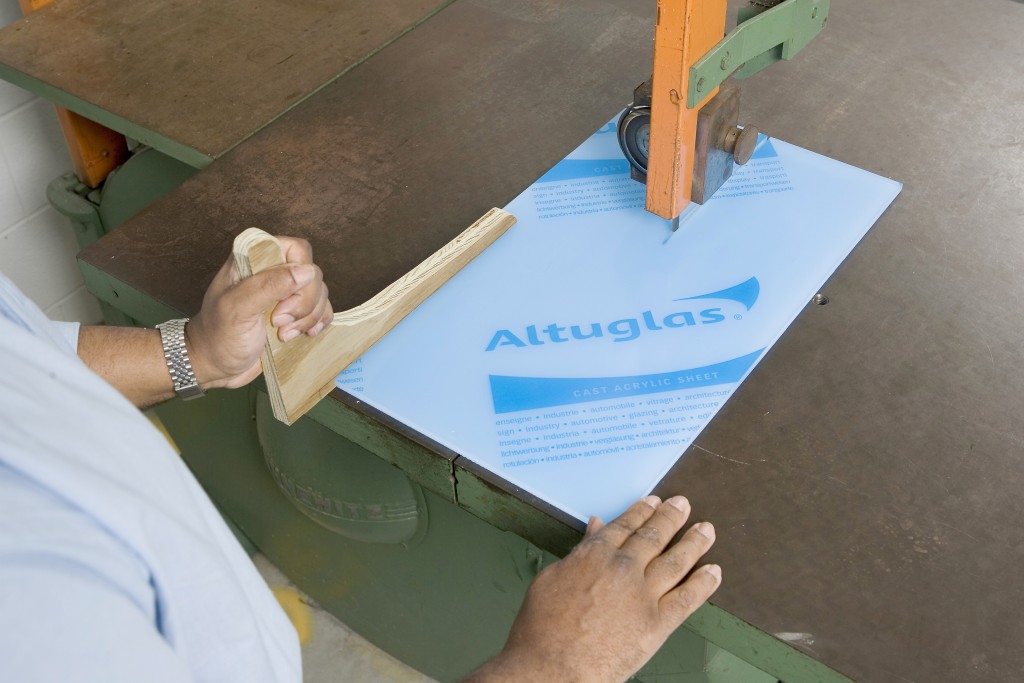 Technique et Découpe du Plexiglas Miroir XT surmesure BRICO BLOG — free download
