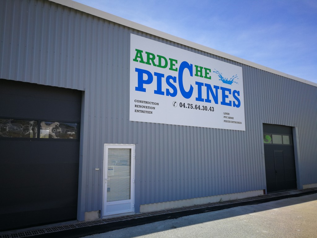 Exemple d'enseigne par Aladecoupe.com - Ardèche piscine