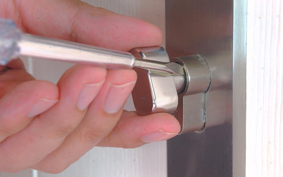 Comment lubrifer et dégripper une serrure de porte ?