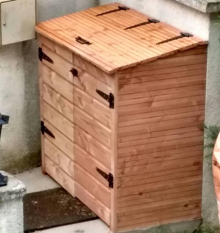 Un bac à poubelle fait maison.