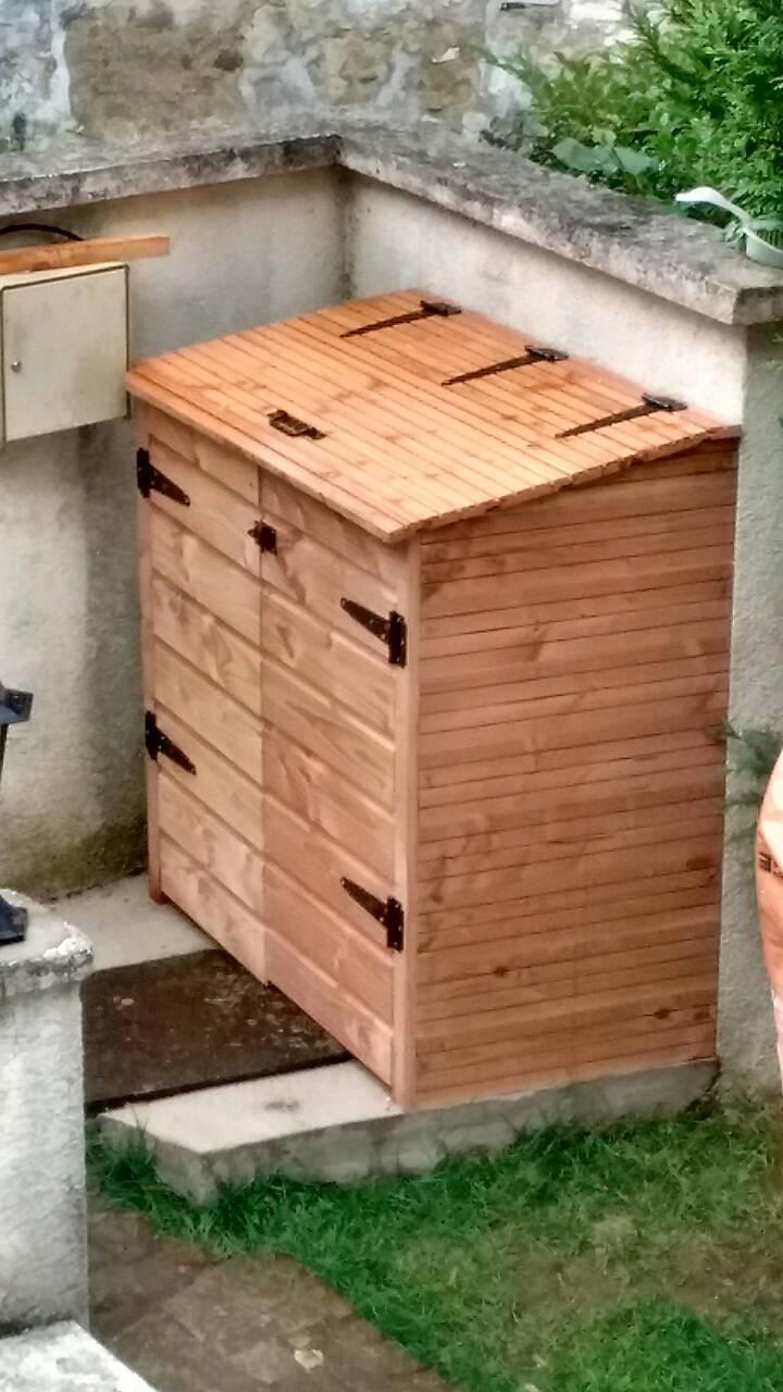 Un bac à poubelle fait maison.