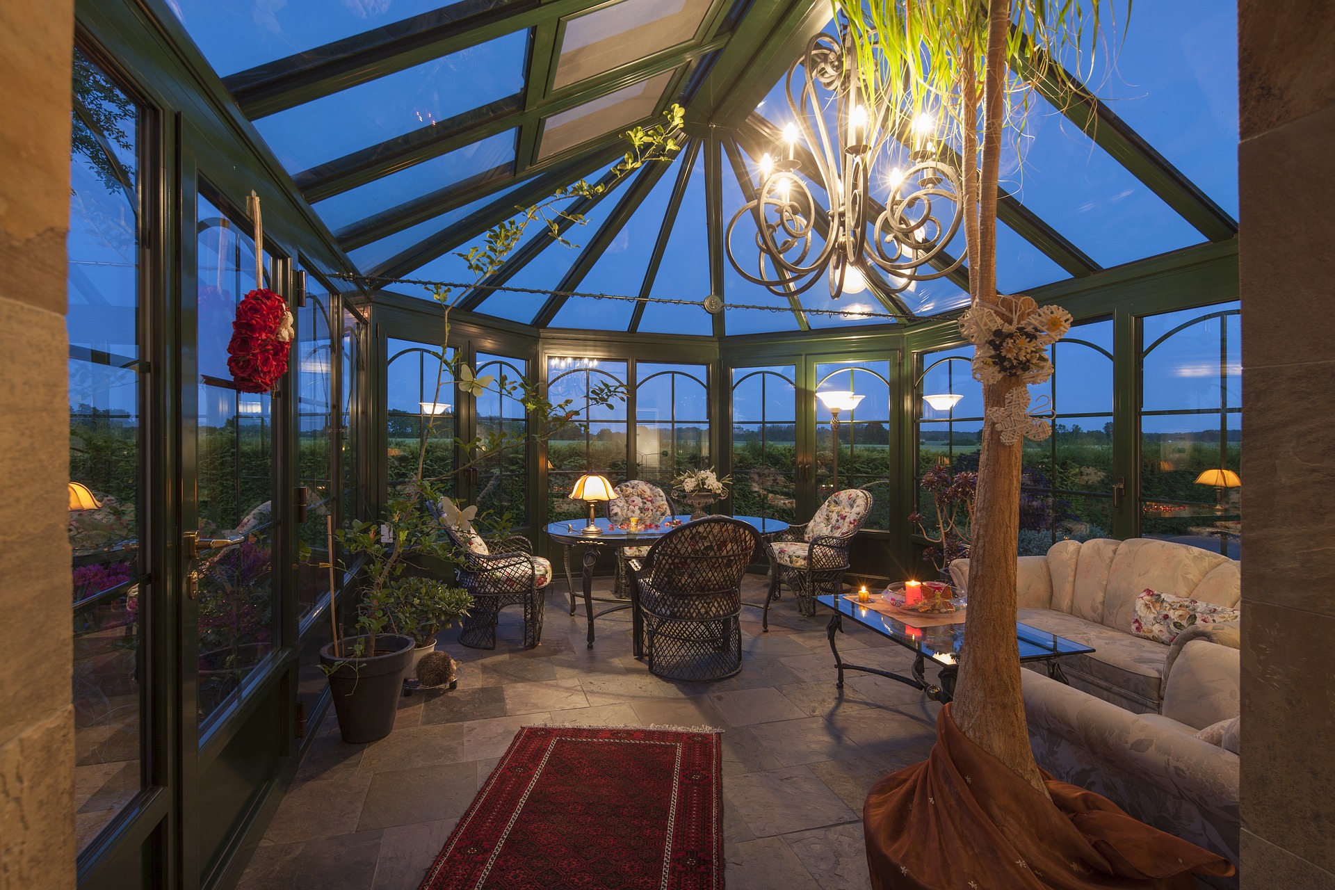Décoration d’intérieur : quand le mobilier de jardin s’invite au salon…
