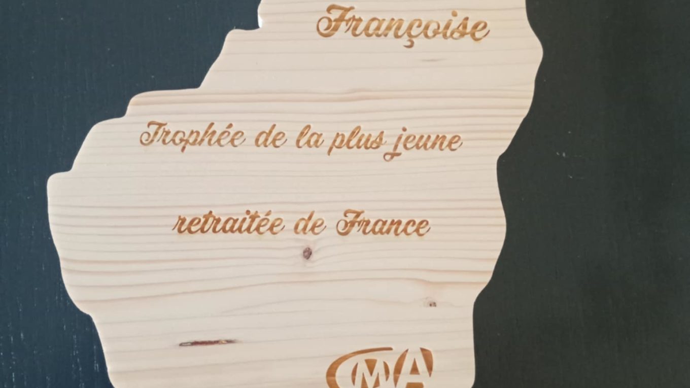 Comment créer un trophée personnalisé en bois ou plexiglas : de la découpe à la gravure