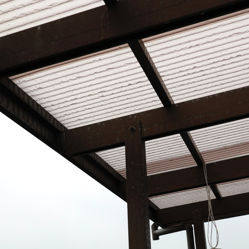 Pourquoi et quand changer un auvent en polycarbonate alvéolaire ou extrudé ?
