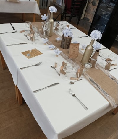 plan de table avec menu en bois gravé