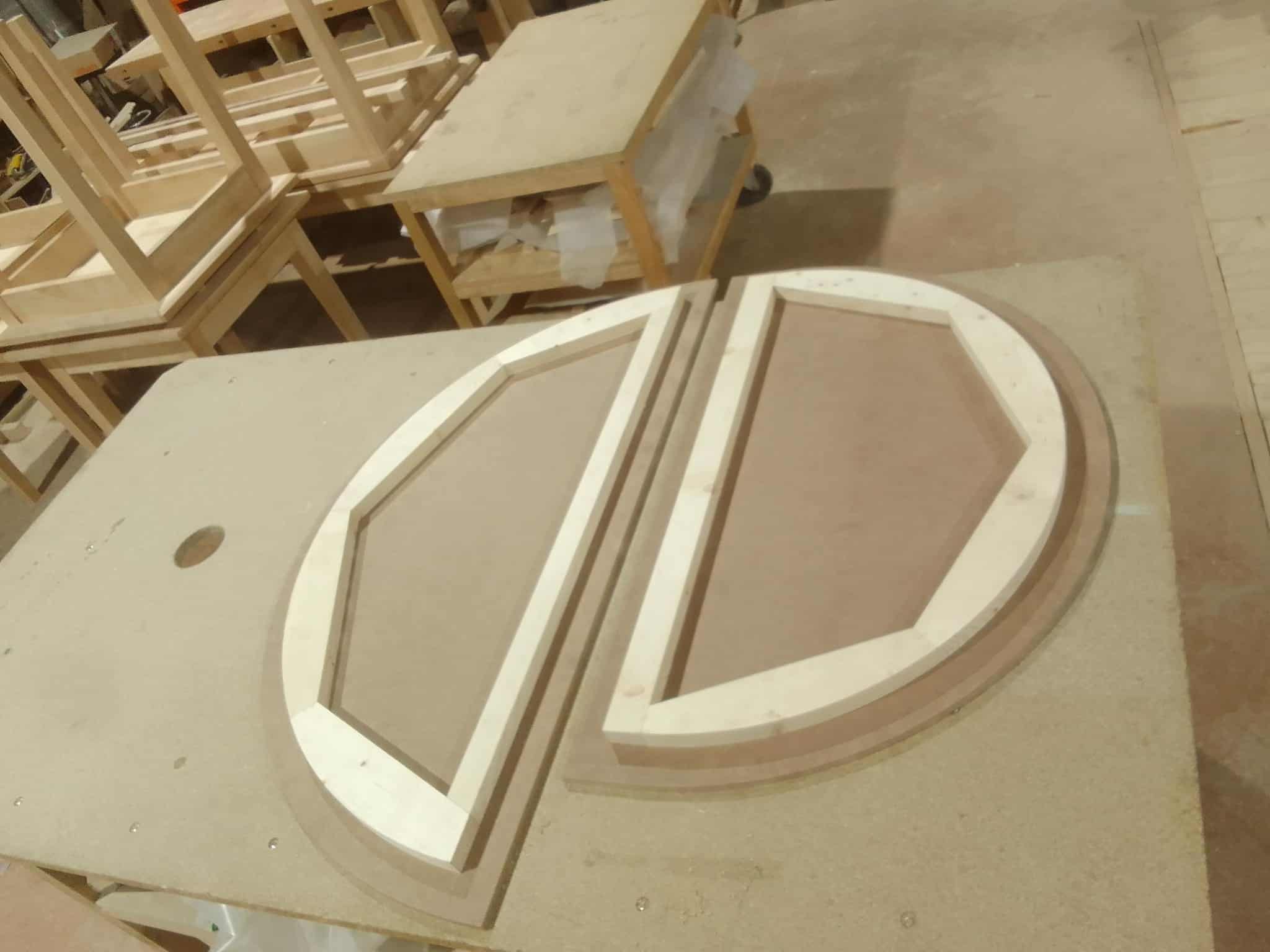 Chantournage à la toupie d’un châssis de miroir demi-lune en bois du Nord – collaboration avec une ébéniste locale