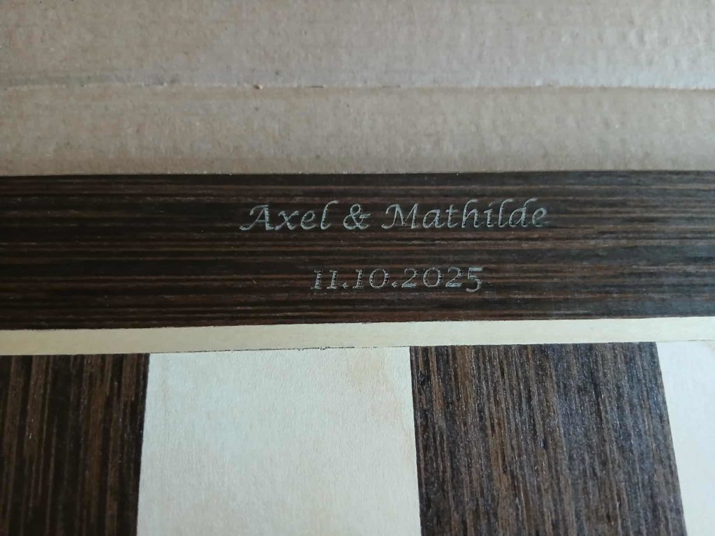 Gravure personnalisée sur plaque bi-couche dorée fixée sur un échiquier en bois – cadeau de mariage Axel & Mathilde.