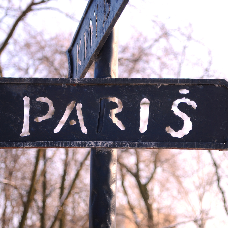 Projet de miroirs demi-lune rétroéclairés pour une grande administration à Paris – fabrication française artisanale