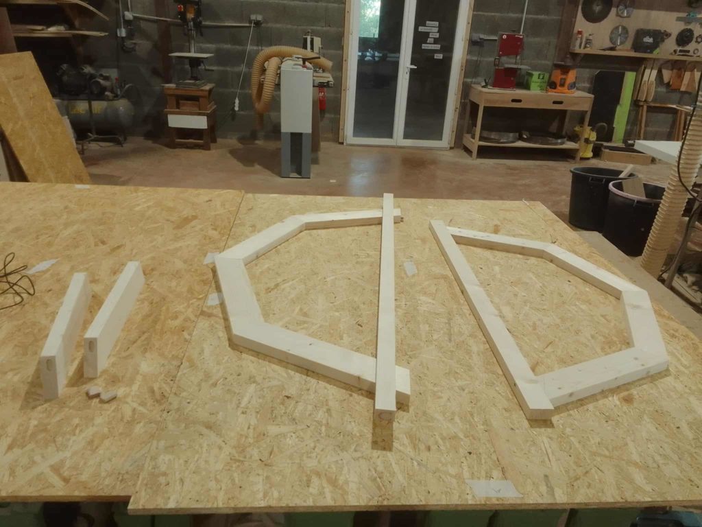 Fabrication du châssis en bois du Nord pour miroir demi-lune rétroéclairé – atelier artisanal en Ardèche