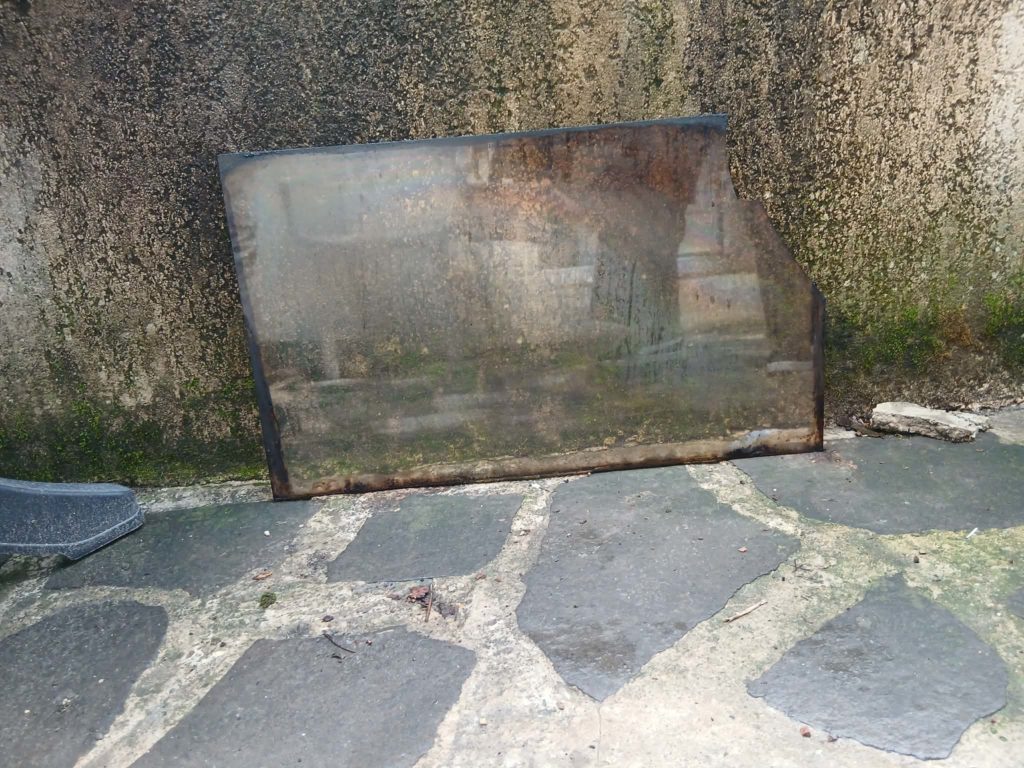 Vitre de cheminée cassée