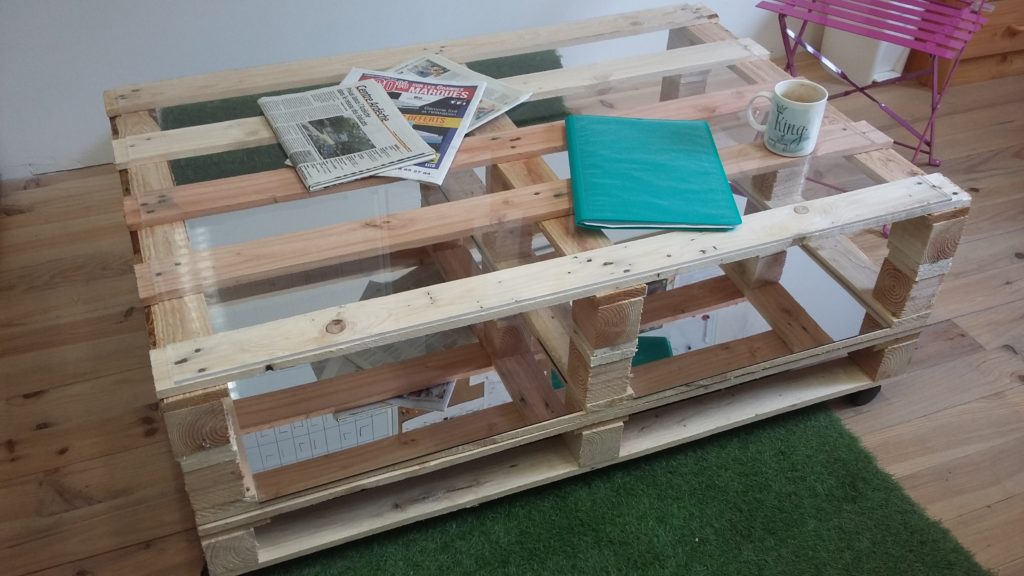 Table basse en palette de bois avec plateau en plexiglas transparent chants polis