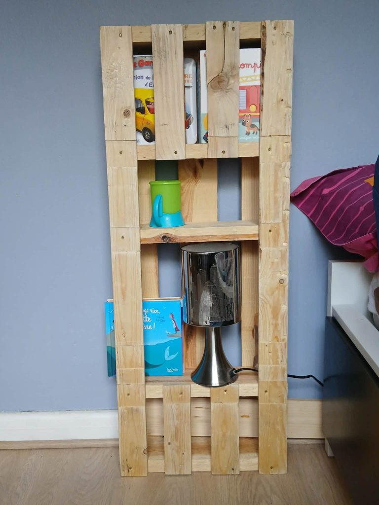 Petite bibliothèque en palette DIY fabriquée pour une chambre d'enfant